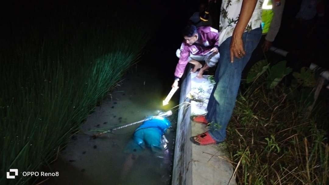 Petugas dari Polsek Rengel dan Polres Tuban melakukan olah Tempat Kejadian Perkara (TKP) (Foto: dok. Polsek Rengel)