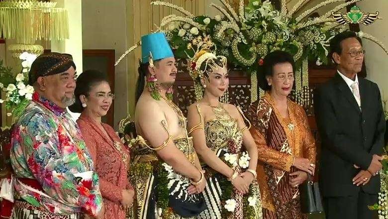 Mempelai Bendara Pangeran Harya (BPH) Kusumo Kuntonugroho dan Laily Annisa Kumastuti. (Foto: YouTube Puro Pakualaman)