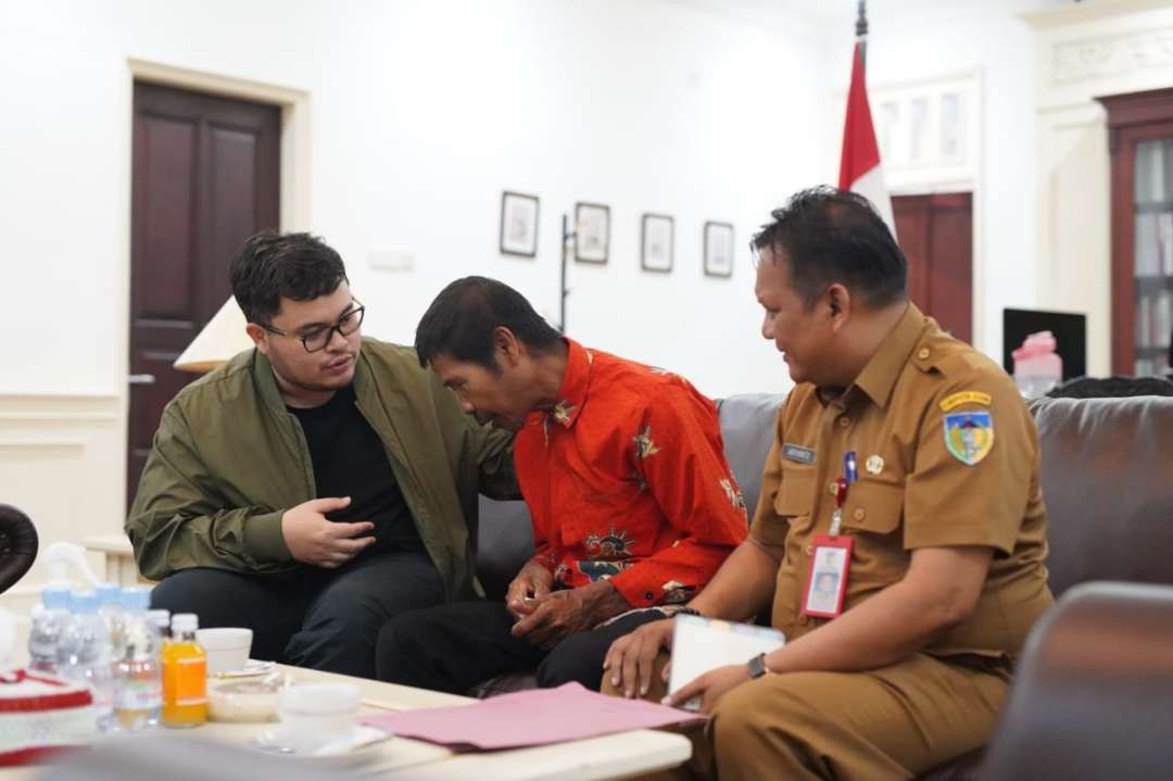 Karnoto, penjual roti bolang-baling yang biasa berkeliling menggunakan gerobak hingga alun-alun (Foto: Istimewa)