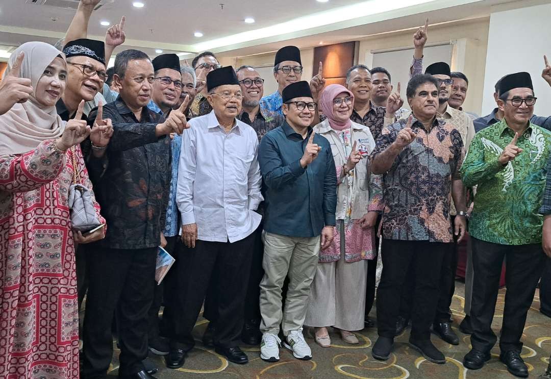 Jusuf Kalla bersama Muhaimin Iskandar saat bertemu ISMI Jatim di Surabaya. Tampak, Ketua ISMI Jatim, Yusron Aminulloh. (Foto: Pita Sari/Ngopibareng.id)