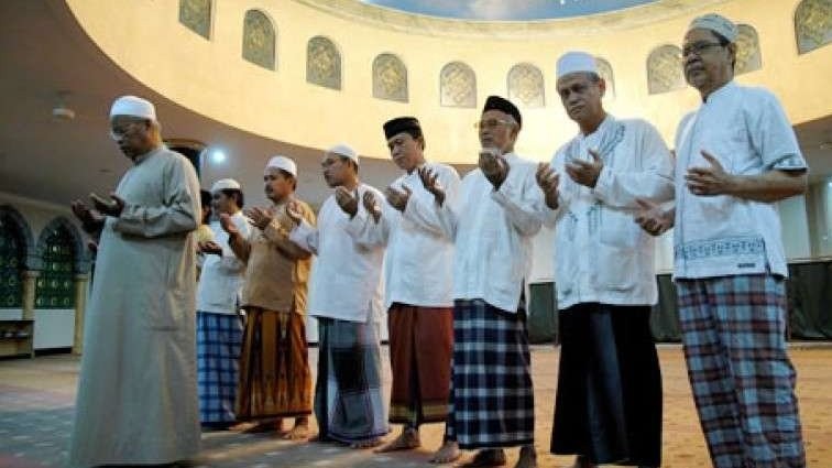 Shalat Subuh berjamaah dengan membaca Doa Qunut, menjadi penanda penting penganut Imam Mazhab Syafi'i. (Foto: dok/ngopibareng.id)