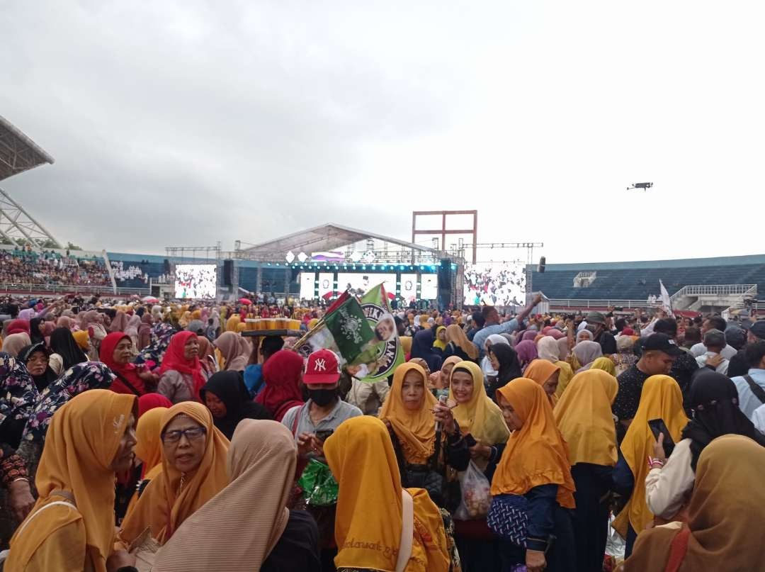 Kegiatan apel selawat kebangsaan oleh LSN yang dihadiri Gibran Rakabuming Raka (Foto: Rusdi/Ngopibareng.id)