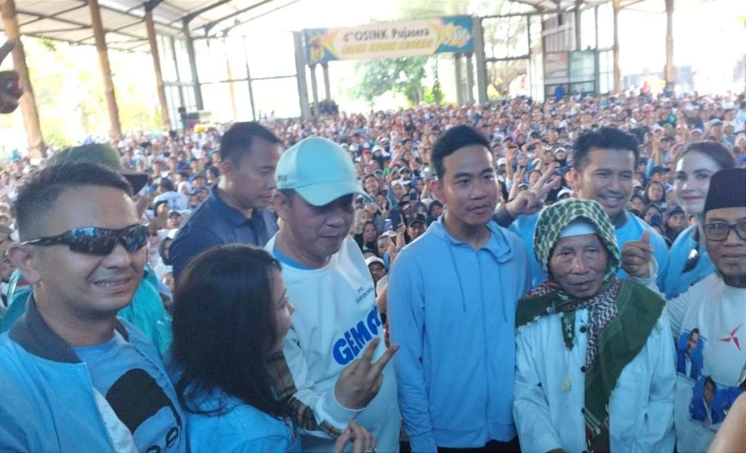 Cawapres nomor urut 2, Gibran Rakabuming Raka berfoto bersama ribuan pendukungnya. (Foto: Muh Hujaini/Ngopibareng.id)