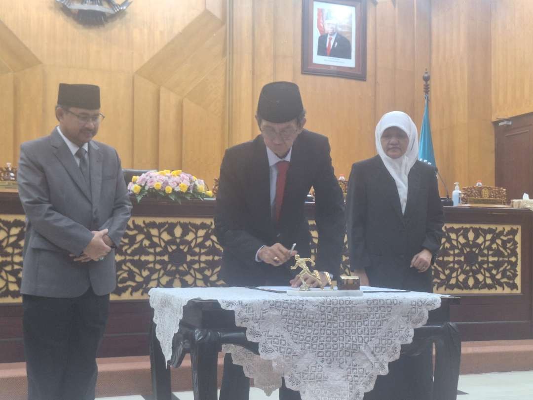 Ketua DPRD Kota Surabaya, Adi Sutawirjono, bersama Sekda Kota Surabaya Ikhsan dan Wakil Ketua DPRD Surabaya Reni Astuti, saat menandatangani pengesahan pandangan akhir fraksi terkait Perda Pengelolaan Cagar Budaya. (Foto: Julianus Palermo/Ngopibareng.id)