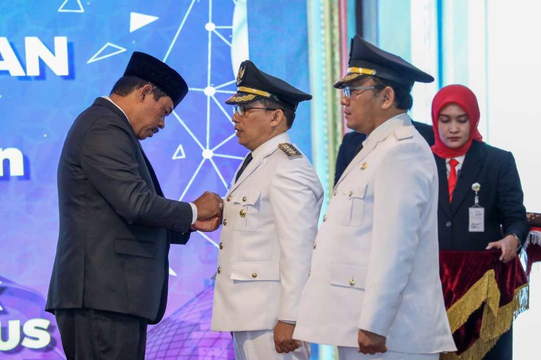 Penjabat (Pj) Gubernur Jateng, Nana Sudjana melantik Agustyarsah menjadi Pj Bupati Tegal dan Muhamad Hasan Chabibie menjadi Pj Bupati Kudus. (Foto: Dok Prov Jateng)