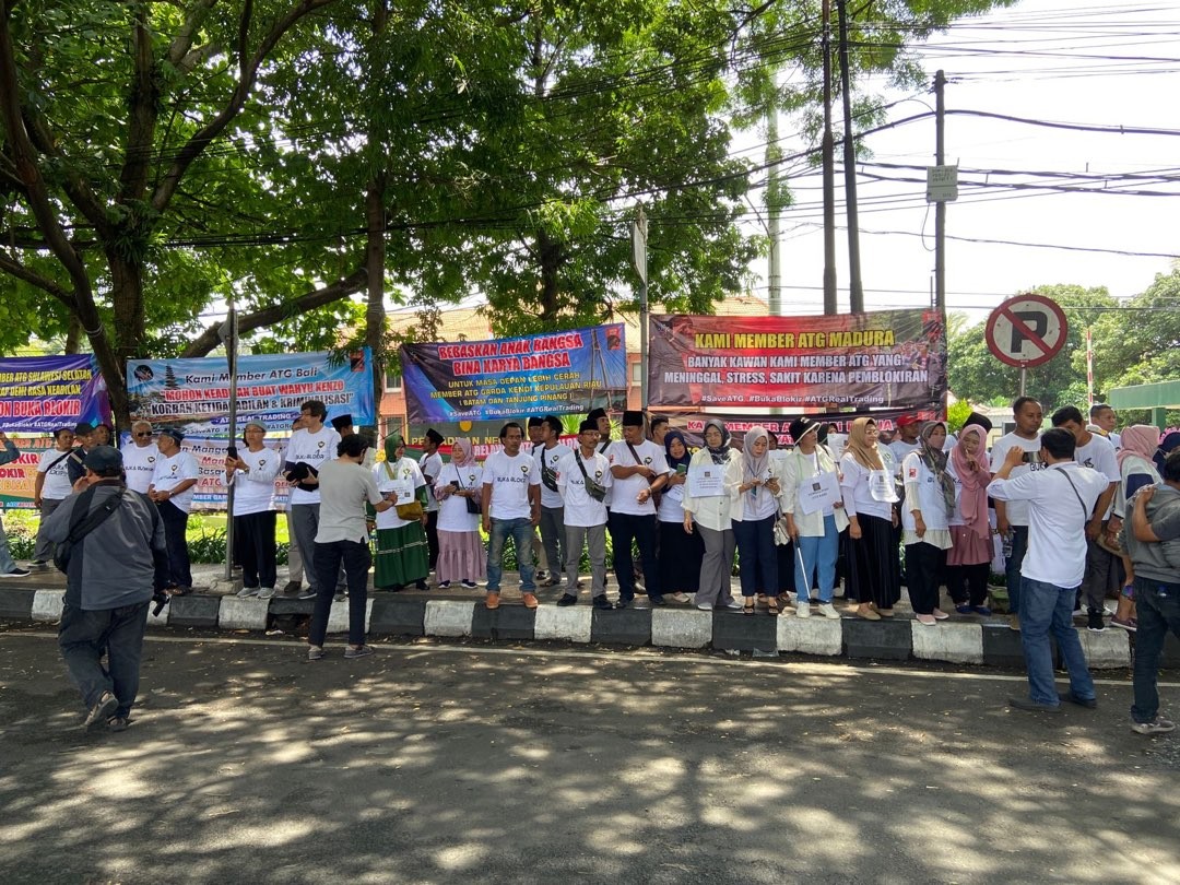 Sejumlah massa aksi dari Garda Koperasi Ekosistem Niaga Digital Indonesia (Garda Kendi) saat berada di depan PN Malang (Foto: Lalu Theo/Ngopibareng.id)