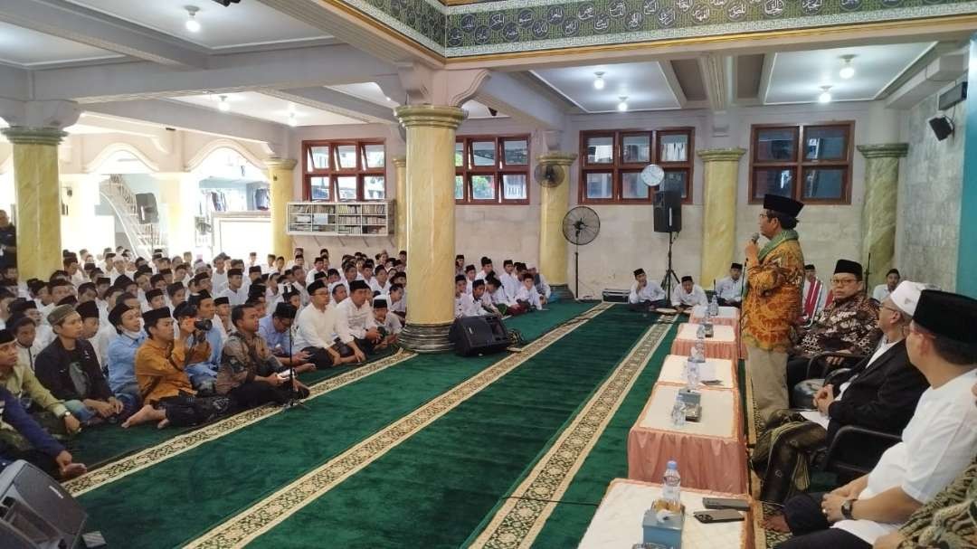 Menko Polhukam Mahfud MD menyampaikan nilai-nilai politik dihadapan ratusan santri pondok pesantren Darussalam (Foto: Muh Hujaini/Ngopibareng.id)