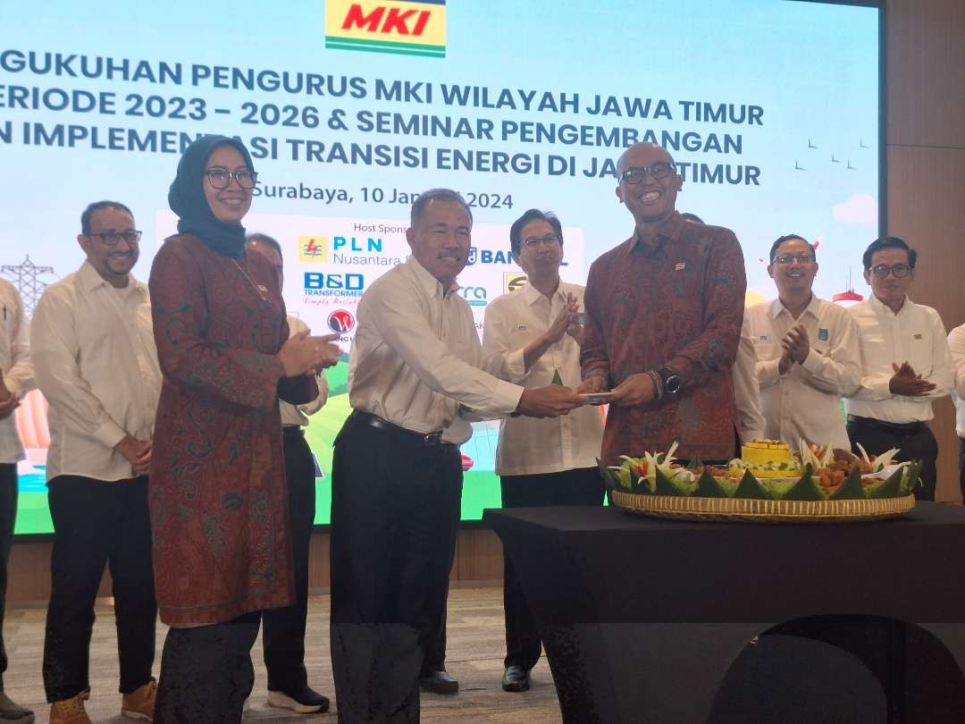 Ketua MKI Jatim, Dwi Kusnanto menerima tumpeng dari Ketua MKI Pusat, Evy Haryadi, sebagai simbolis pengukuhan dirinya sebagai Ketua KMI 2023-2026, pada Rabu 10 Januari 2024. (Foto: Julianus Palermo/Ngopibareng.id)