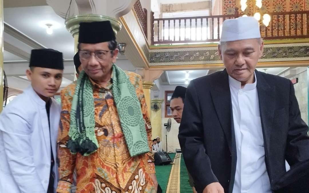 Menko Polhukam Mahfud MD yang juga Cawapres Nomor urut 3  bersama Pengasuh Pondok Pesantren Darussalam, KH Hisyam Syafaat (Foto: Muh Hujaini/Ngopibareng.id)