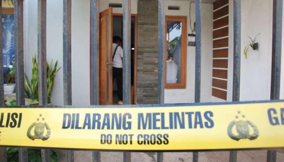 Rumah yang berlokasi di Desa Saptorenggo, Kecamatan Pakis, Kabupaten Malang menjadi saksi bisu peristiwa satu keluarga tewas dengan cara bunuh diri pada Selasa 12 Desember 2023 lalu. (Foto: Moh Badar Risqullah/Ngopibareng.id)