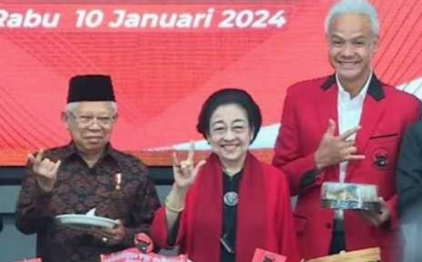 Wapres KH Ma'ruf Amin ikut salam metal  bersama Megawati dan Ganjar Pranowo (Foto: Setwapres)