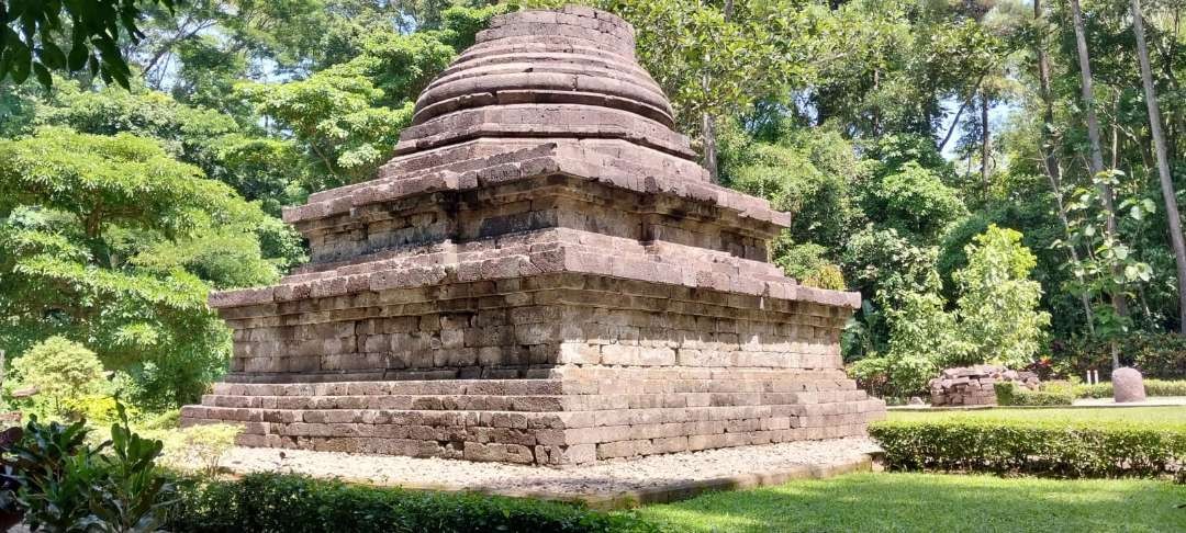 Candi Sumberawan, stupa raksasa di Singasari, Kabupaten Malang. Candi yang dikelilingi hutan pinus. (Foto: Dyah Ayu Pitaloka/Ngopibareng.id)