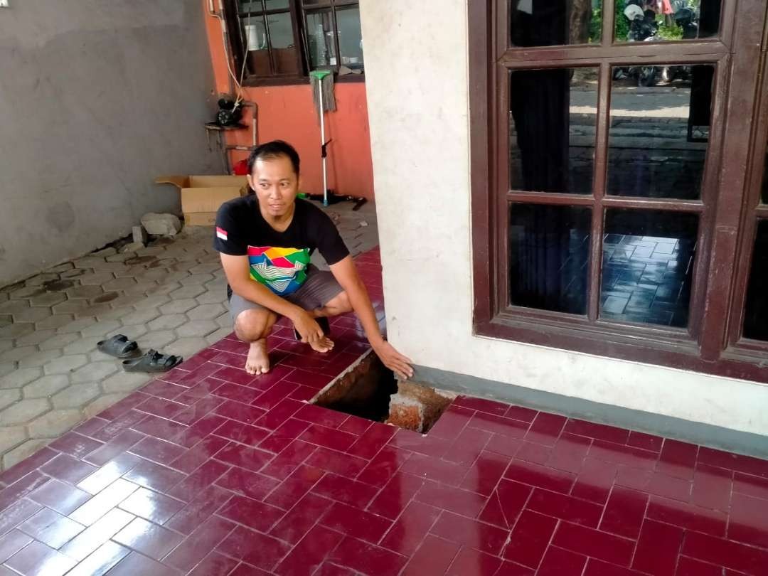 Nur Anta Maulana, warga Kelurahan Pilang, Kecamatan Kademangan, Kota Probolinggo di teras rumahnya yang terasa panas. (Foto: Ikhsan Mahmudi/Ngopibareng.id)