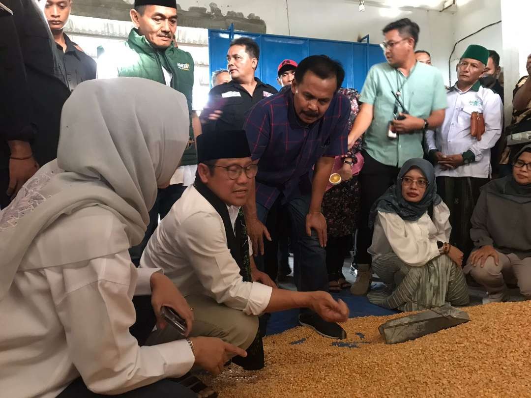 Calon Wakil Presiden Nomor urut satu H Muhaimin Iskandar (Cak Imin) sekaligus Ketua Umum Partai Kebangkitan Bangsa (PKB) bertemu dengan peternak ayam di Blitar. (Foto: Choirul Anam/Ngopibareng.id)