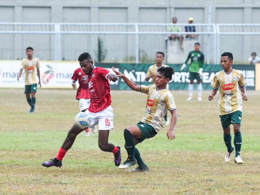 Laga antara Persewangi Banyuwangi melawan Triple's Kediri (foto: istimewa)