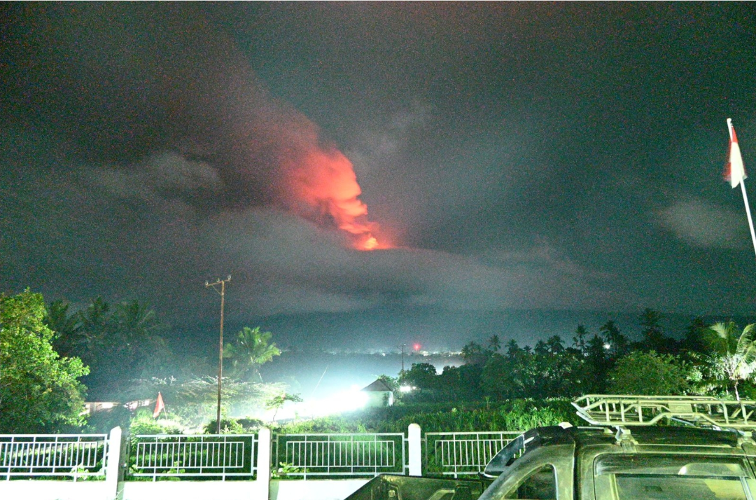 Gunung Lewotobi Laki-Laki  meletus dengan ketinggian hingga 1500 meter, pada Kamis 11 Januari 2024. (Foto: pvmbg)