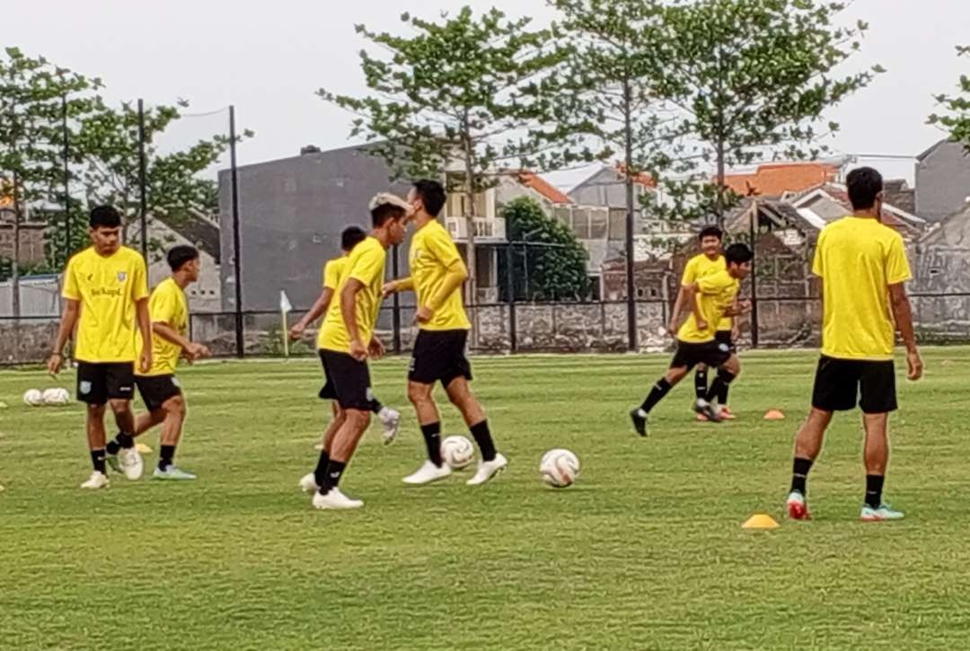 Persela Lamongan saat berlatih di training round Kompleks Lapangan Gajah Mada Lamongan, Jawa Timur. (Foto: Imron Rosidi/Ngopibareng.id)