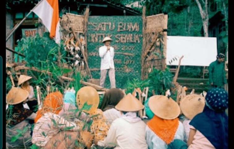 Penyair D. Zawawi Imron di depan komunitas petani di Kulonprogo, DI Yogyakarta. (Foto:adi/dok ngopibareng.id)