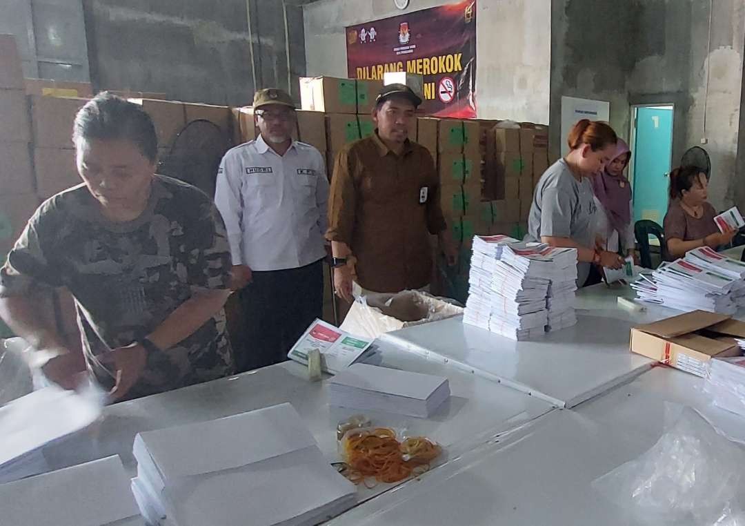 Komisioner KPU Jatim, Miftahul Rozaq (nomor tiga dari kiri) didampingi Ketua KPU Kota Probolinggo, Ahmad Hudri menyaksikan sortir dan pelipatan surat suara. (Foto: Ikhsan Mahmudi/Ngopibareng.id)