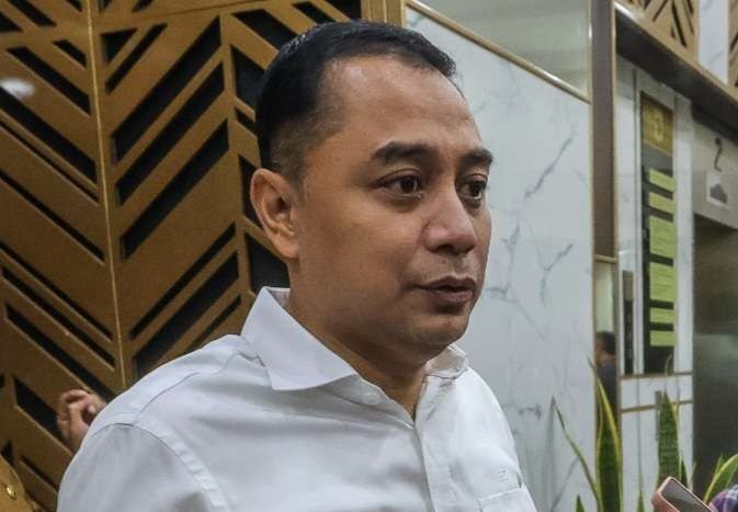 Walikota Surabaya Eri Cahyadi beri tanggapan penolakan Paguyuban Juru Parkir terhadap penerapan pembayaran parkir non-tunai dengan QRIS. (Foto: Pita Sari/Ngopibareng.id)