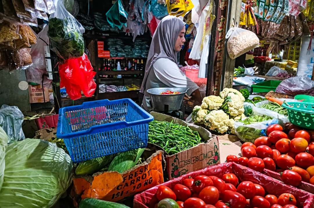 Pedagang bumbu dapur di pasar Larangan Sidoarjo (foto :Aini/Ngopibareng.id)