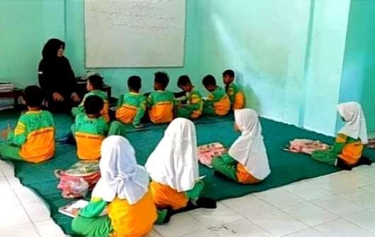 Siswa SDN Dawuhan Bondowoso bisa lama lagi belajar lesehan di musala.(Foto: Dokumen SDN Dawuhan Tenggarang)