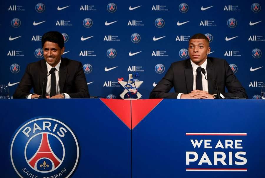 Presiden PSG Nasser Al Khelaifi bersama Kylian Mbappe. (Foto: X/@FabrizioRomano)