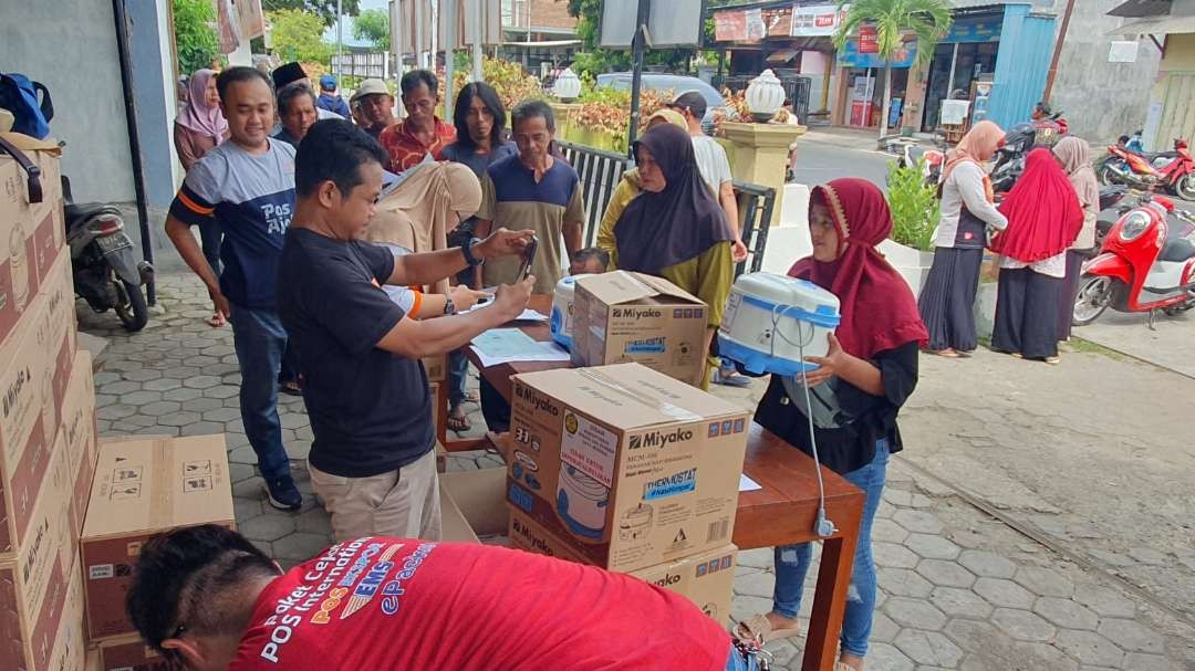 Pembagian bansos alat masak berbasis listrik kepada  KPM (foto:Humas Pemkab Banyuwangi)