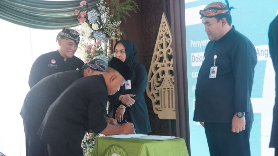 Penandatanganan Pakta Integritas jajaran OPD Pemkab Blora. (Foto: Ahmad Sampurno/Ngopibareng.id)