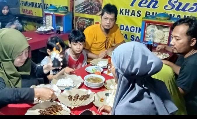 Menikmat lezatnya gulai paku di sebuah rumah makan padang di Jakarta. (Foto: Asmanu Sudarso/Ngopibareng.id)