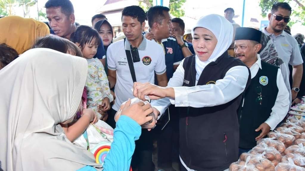 Gubernur Jatim, Khofifah Indar Parawansa saat meninjau pasar murah. (Foto: Istimewa)