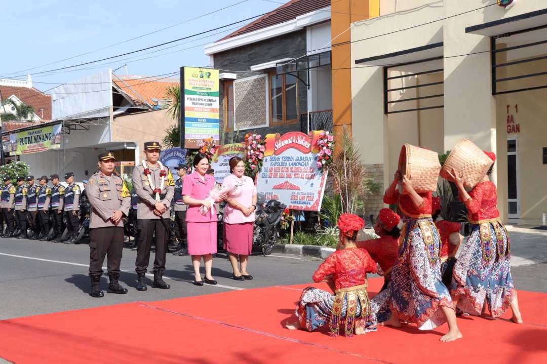 Penyambutan dan pelepasan Kapolres Lamongan dengan Tari Boranan, Jumat 12 Januari 2023. (Foto: Istimewa)