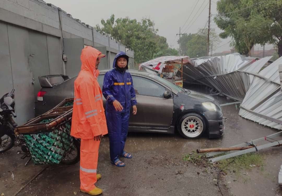 Sejumlah ruko dan rumah mengalami kerusakan, dampak angin kencang di Mojokerto, Jawa Timur, Kamis 11 Januari 2023 sore. (Foto: Deni Lukmantara/Ngopibareng.id)