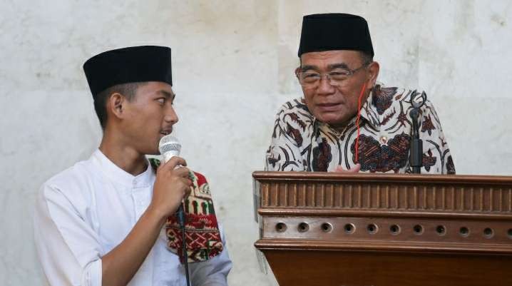 Menko PMK Muhadjir Effendy mengatakan, untuk menjadi santri yang hebat, selain memiliki bekal ilmu akherat, harus memiliki ilmu dunia yang mantap. (Foto: Dok Menko PMK)