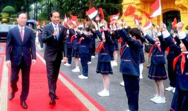 Presiden Joko Widodo disambut oleh Presiden Vietnam Võ Văn Thưởng di Istana Presiden, Hanoi, Vietnam, pada Jumat,Siang  162 Januari 2024. (Foto: BPMI Setpres)