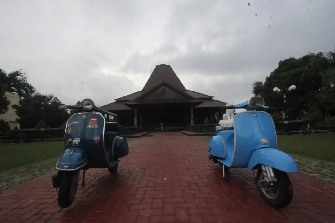 Dua vespa koleksi Bupati Ponorogo Sugiri Sancoko dilelang oleh Lembaga Amil Zakat, Infak, dan Sedekah Nahdlatul Ulama (LAZISNU). Hasil lelang ke Palestina. (Foto: dok. ponorogo.go.id)