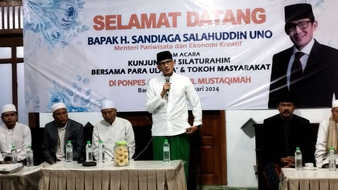 Menteri Parekraf Sandiaga Uno memberikan sambutan dalam silaturahim ke Pondok Pesantren Al Imaratul Mustaqimah Banyuwangi (Foto: Muh Hujaini/Ngopibareng.id)