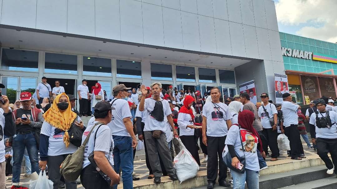 Suasana di luar gedung DBL Arena, yang dipenuhi oleh para pensiunan Aparatur Negara, yang datang memberi dukungan untuk paslon Ganjar-Mahfud, pada Sabtu 13 Januari 2024. (Foto: Julianus Palermo/Ngopibareng.id)