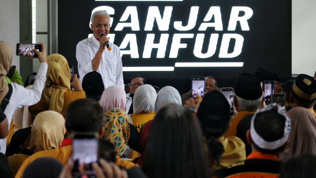 Capres nomor urut tiga, Ganjar Pranowo, saat melakukan konsolidasi dengan TPD Jatim dan relawan di Posko TPD Ganjar-Mahfud, Surabaya, Sabtu 13 Januari 2023. (Foto: Fariz Yarbo/Ngopibareng.id)