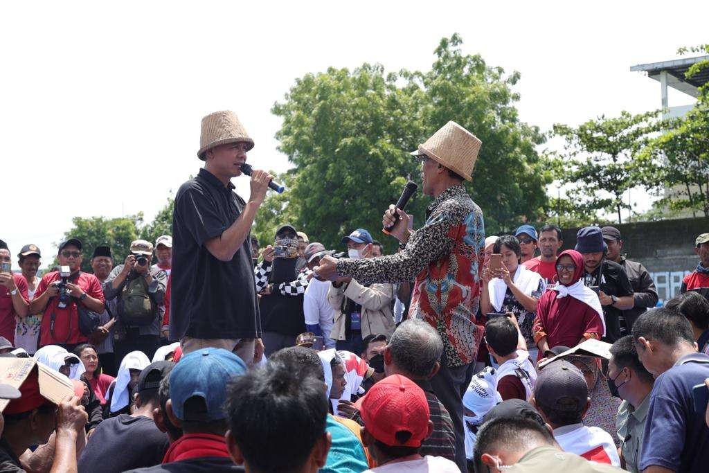 Persoalan impor gula menjadi persoalan serius yang dikeluhkan petani tebu pada Ganjar Pranowo saat Capres 2024 itu menemui mereka di Nganjuk. (Foto: Istimewa)