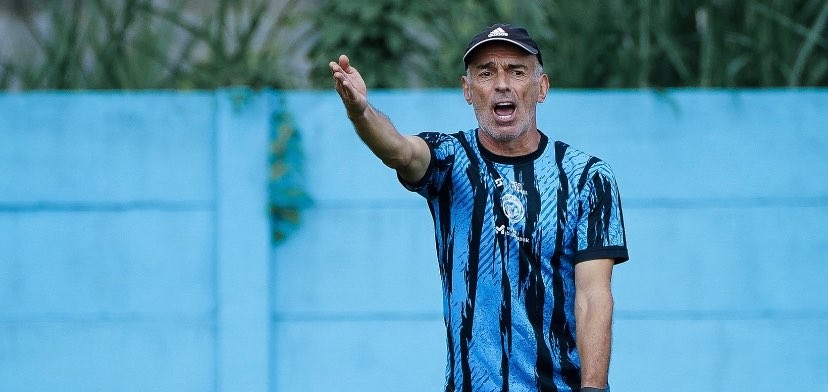 Pelatih Arema FC, Fernando Calente saat memimpin sesi latihan tim (Foto: X/@Aremafcofficial)