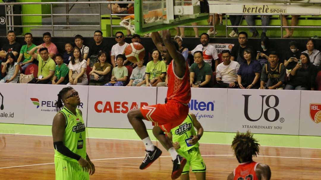 Pemain Rajawali Medan, Jabari Bird melakukan dunk di ring Pacific Caesar di Gor Pacific, Surabaya, Sabtu 13 Januari 2024. (Foto: Fariz Yarbo/Ngopibareng.id)