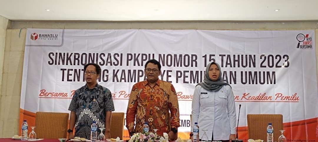 Bawaslu Kota Kediri respon aduan Pecinta Lingkungan terkait pemasangan APK di pohon (Foto: Fendi Lesmana/ngopibareng.id)