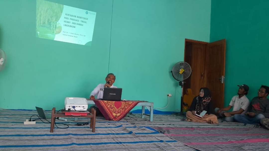 Guru besar IPB, Suryo Wiyono, ngobrol bareng petani di Desa Getas Kecamatan Cepu Kabupaten Blora  (Foto: Ahmad Sampurno/Ngopibareng.id)