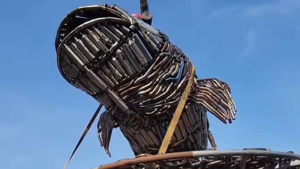 Ribuan knalpot brong dirakit menjadi bentuk ikan bandeng. Jadi tugu baru di Alun-alun Simpang Lima Pati. (Foto: Instagram)