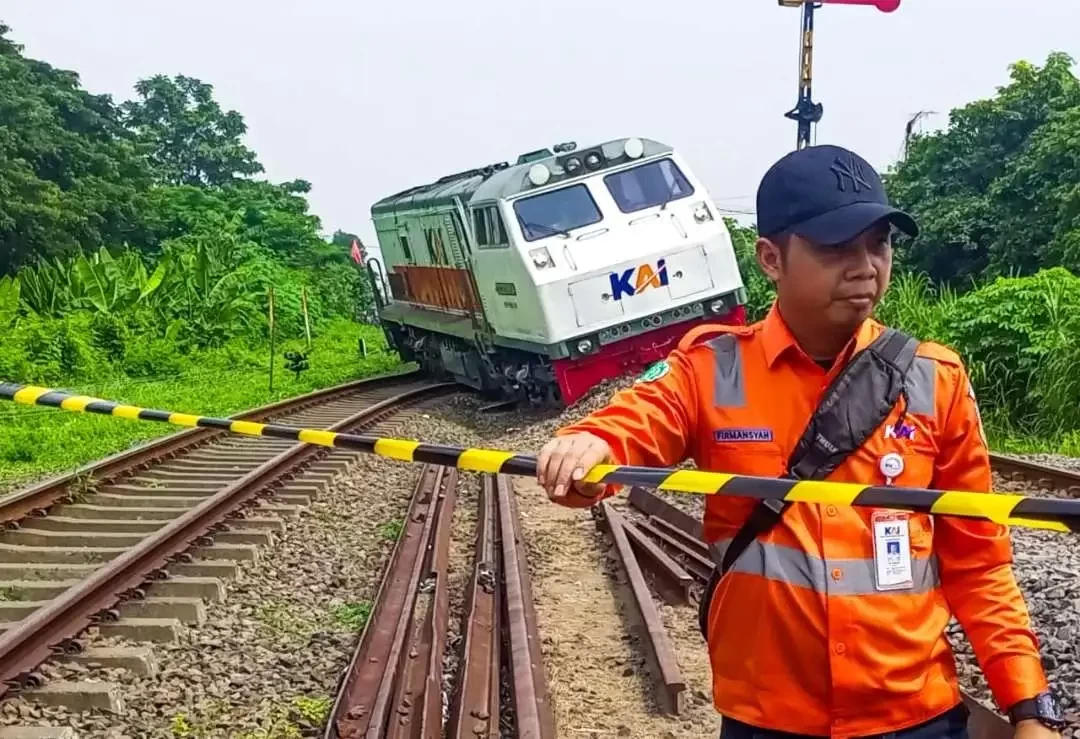 KA Pandulanggan yang anjlok di Tanggulangin imbasnya 933 penumpang membatalkan tiket. (Foto: Aini/Ngopibareng.id)