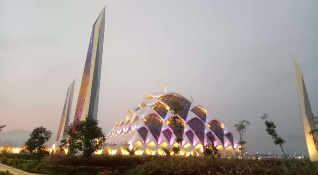 Masjid al-Jabbar, Masjid terapung yang menarik perhatian. (Foto:adi/ngopibareng.id)