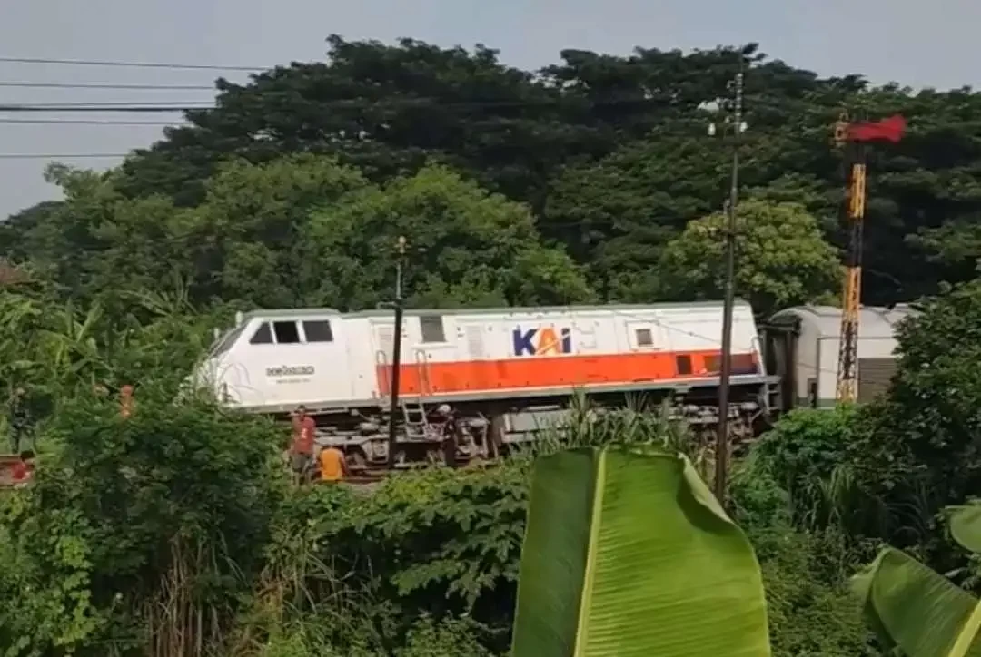 Kereta Api (KA) Pandalungan anjlok di Stasiun Tanggulangin, Sidoarjo, Jawa Timur, Minggu 14 Januari 2024. (Foto: X)