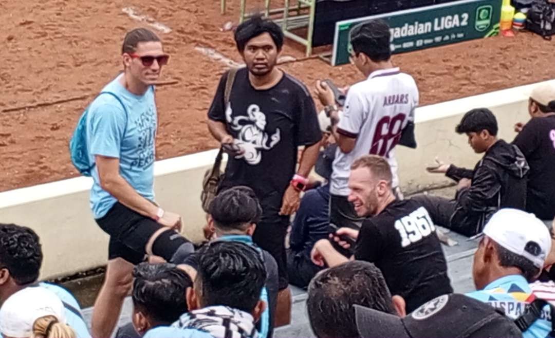 Bek tengah Persela, Jonathan Campbell, saat berada di tribun menyaksikan Persela Lamongan versus Bekasi City (Foto : Imron Rosidi/ngopibareng.id)