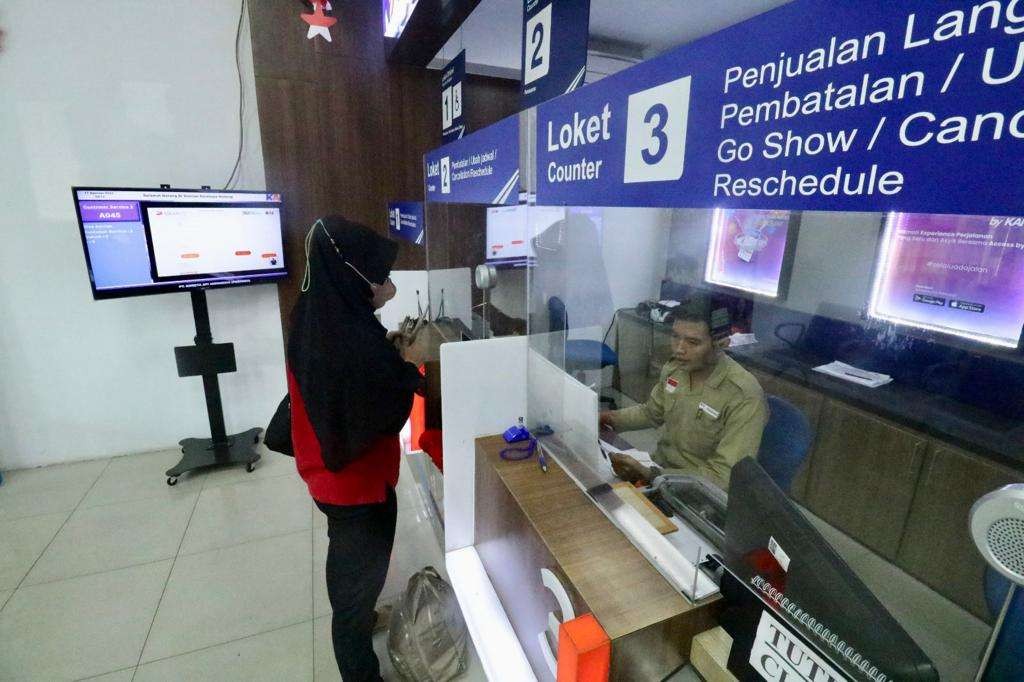 Loket KA Stasiun Gubeng dimana beberapa orang terlihat membatalkan tiket usai KA Anjlok. (Foto: Pita Sari/Ngopibareng.id)